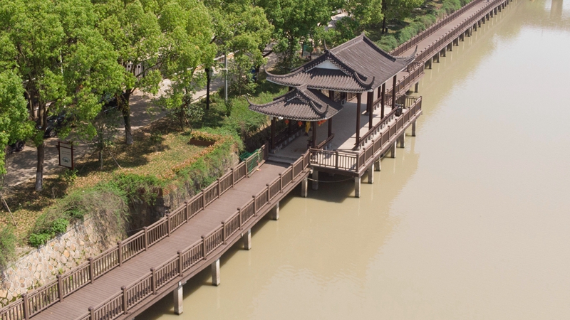 江南水鄉河邊塑木棧道景觀項目施工