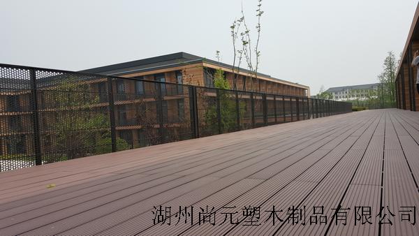 綠城雅苑塑木地板工程項目接近完工